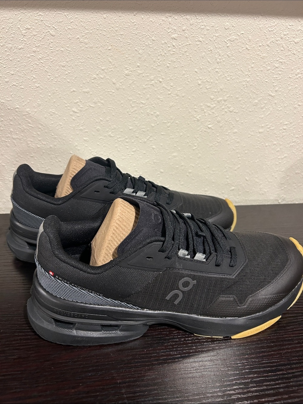 On Running Men's Black and Tan Cloudpulse Pro